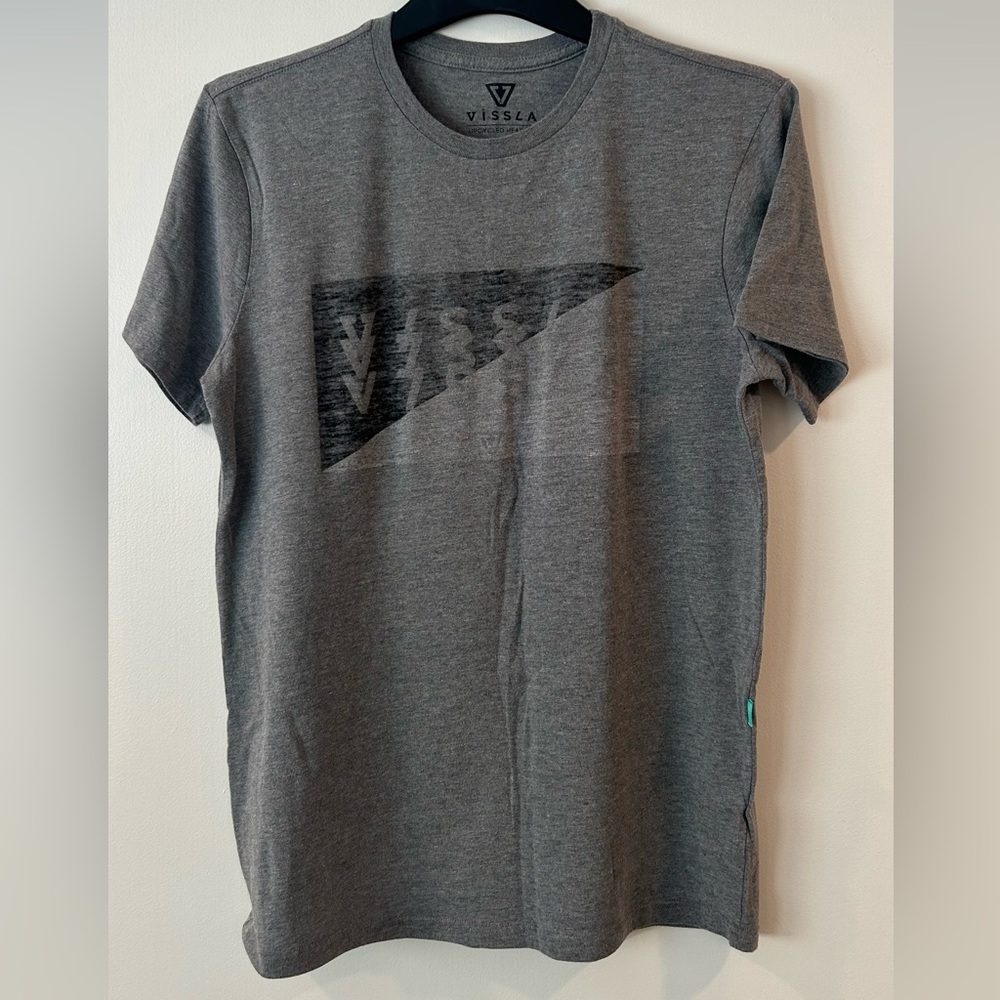 Vissla T-Shirt w/logo print. Men’s M. Grey heather.